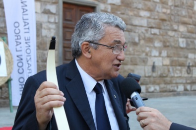 Mario Scarzella intervistato in Piazza della Signoria a Firenze