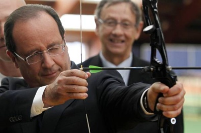 Hollande impegnato con arco e frecce per