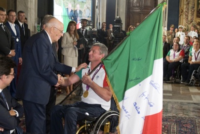 Oscar De Pellegrin riconsegna al Presidente Napolitano il tricolore con le firme dei medagliati azzurri a Londra 2012 (foto Quir