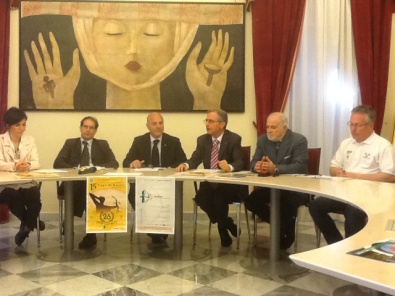 Un momento della conferenza stampa. Al centro del tavolo il vicepresidente della Fitarco Paolo Poddighe. Alla sua destra gli Ass