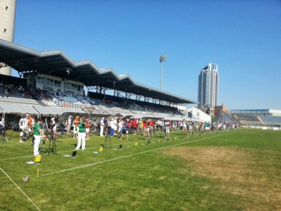 Gli arcieri sulla linea di tiro allo Stadio Comunale di Latina. Sullo sfondo la Torre Pontina