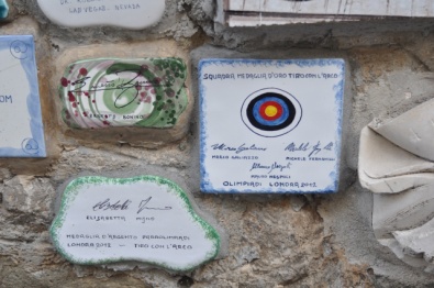Le piastrelle con le firme degli eroi di Londra sul muretto di Alassio