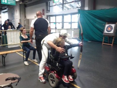 Gli istruttori Fitarco con i ragazzi presenti alla Giornata dello Sport Paralimpico a Milano