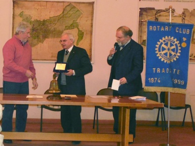 Luciano Ravazzani riceve il premio al Rotary Club di Tradate