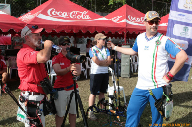 Sergio Pagni impegnato sula linea di tiro di Medellin