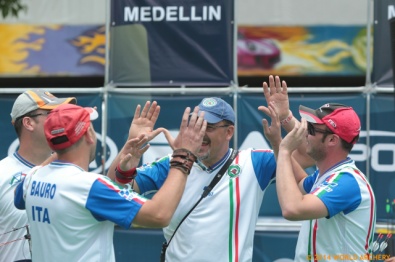 Gli azzurri festeggiano il bronzo con il coach Antonio Tosco
