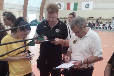 gli arcieri segnano i punti sul tablet e sui