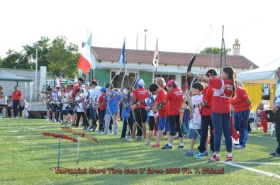 Giovani arcieri sulla linea di tiro