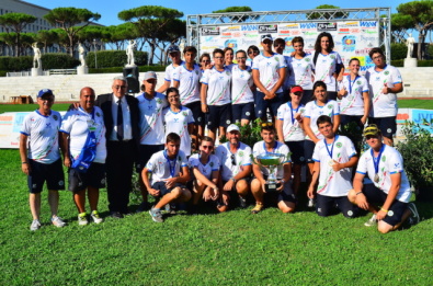 Gli azzurrini festeggiano la vittoria allo Stadio dei Marmi