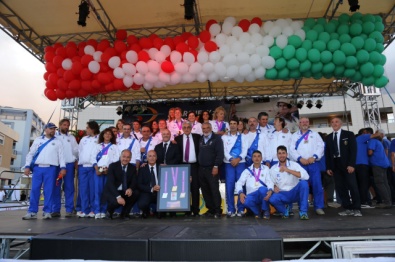 Grande festa sul palco dell'Archery Village