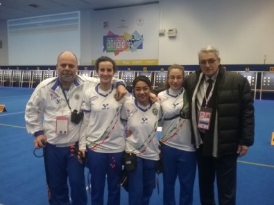 La squadra compound femminile Junior con il presidente Scarzella e il tecnico Xotti