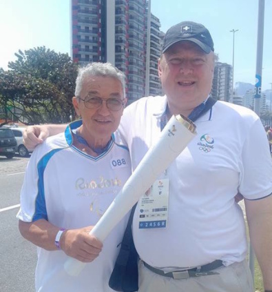 Il Presidente Scarzella tedoforo insieme a Tom Dielen