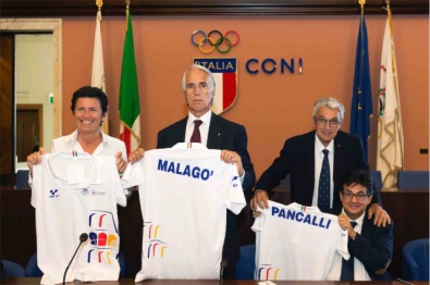 Federica Chiavaroli, Giovanni Malagò e Luca Pancalli con la maglia di Roma2017