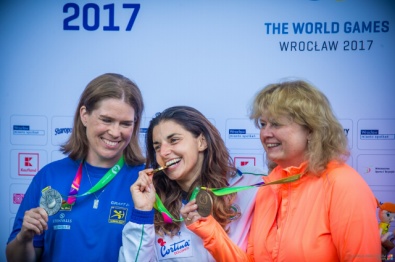 Cinzia Noziglia morde la medaglia (foto a cura di World Archery)