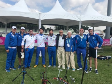 Gli azzurri con il presidente Scarzella e lo staff