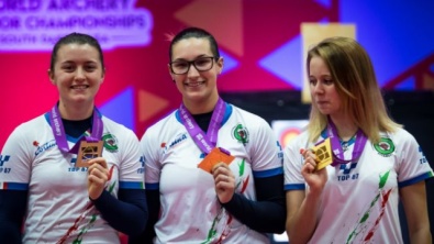 Le azzurrine con la medaglia