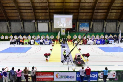 Le 16 squadre schierate durante la cerimonia di apertura