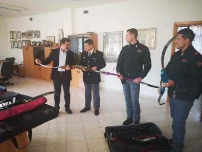 Da sin. il Presidente Fitarco Lazio Vittorio Polidori con il Vice Commissario Roberto Carrone e gli agenti di Polizia autori del