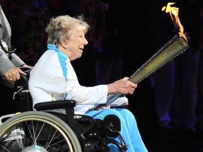 Margaret Maughan con la fiamma olimpica a Londra 2012