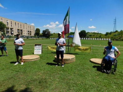Il podio dell'arco olimpico maschile con Nespoli, Frangilli e Travisani