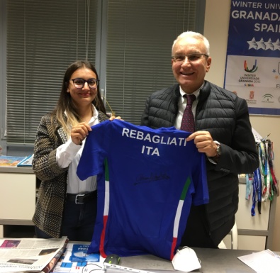 Chiara Rebagliati regala la maglia azzurra al Presidente Cus Insubria Eugenio Meschi