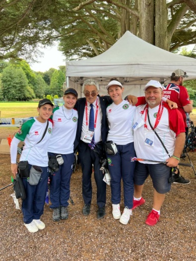 Le azzurre del compound d'oro a Lilleshall con il presidente Scarzella